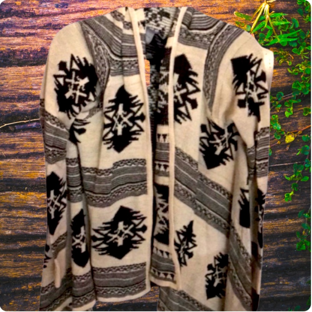 🌺NWT  Tribal Sweater a little Yellowstone inspired Gorgeous sweater brand New - Picture 2 of 6